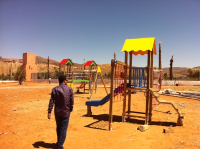 Instalación de juegos infantiles en Guelmim, Marruecos